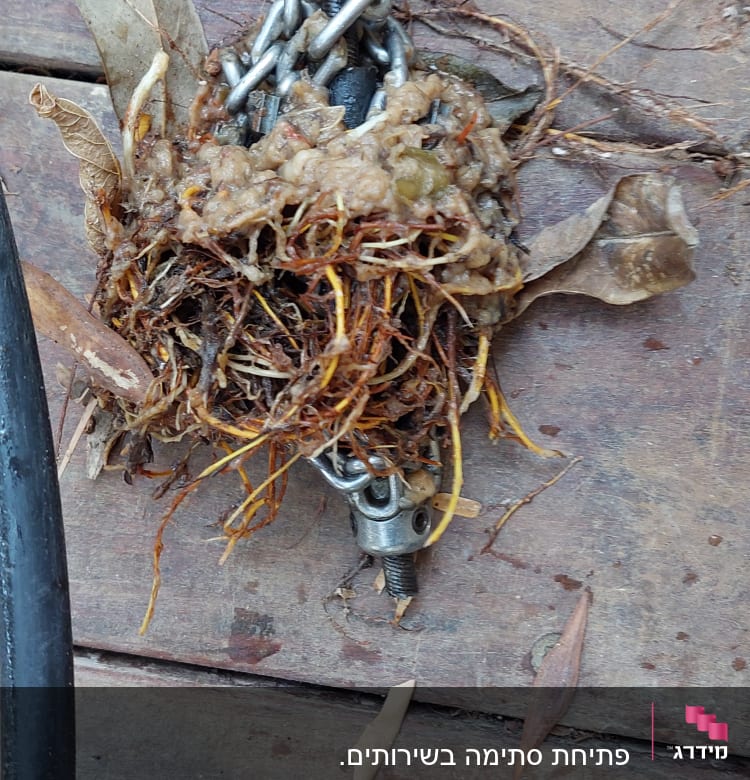 כבל עם שרשרת ולכלוך על רצפה